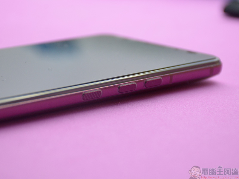 HTC U12+ 耀眼紅色就交給 HTC 認證的 imos 2.5D 滿版康寧玻璃保護貼 + 全機包膜 來守護！ - 電腦王阿達