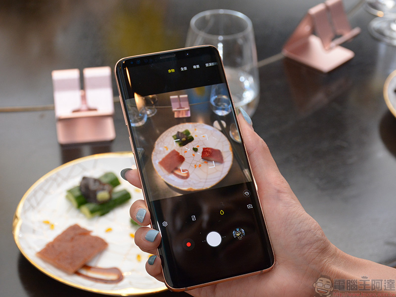 Samsung 攜手文華東方推出 「 點食晨金 #LetsGold 」期間限定餐，結合科技打造米其林五感美食饗宴 - 電腦王阿達