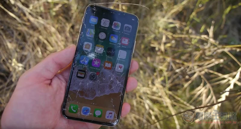 iPhone 7 Plus 也挑戰(?) iPhone X 高空摔落 紀錄,居然兩台都在意外中「安全降落」 - 電腦王阿達 iPhone 7 Plus 也挑戰(?) iPhone X 高空摔落 紀錄,居然兩台都在意外中「安全降落」 - 電腦王阿達