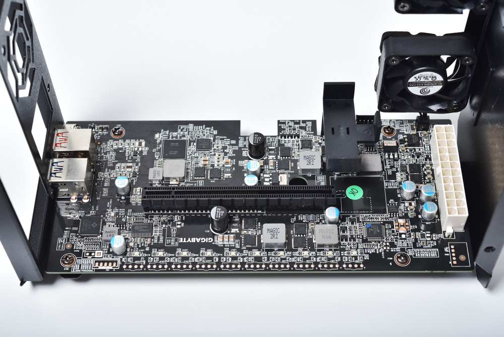 GIGABYTE RX 580 Gaming Box 行動外接顯卡盒 用 Thunderbolt 拯救 Ultrabook - 電腦王阿達 GIGABYTE RX 580 Gaming Box 行動外接顯卡盒 用 Thunderbolt 拯救 Ultrabook - 電腦王阿達