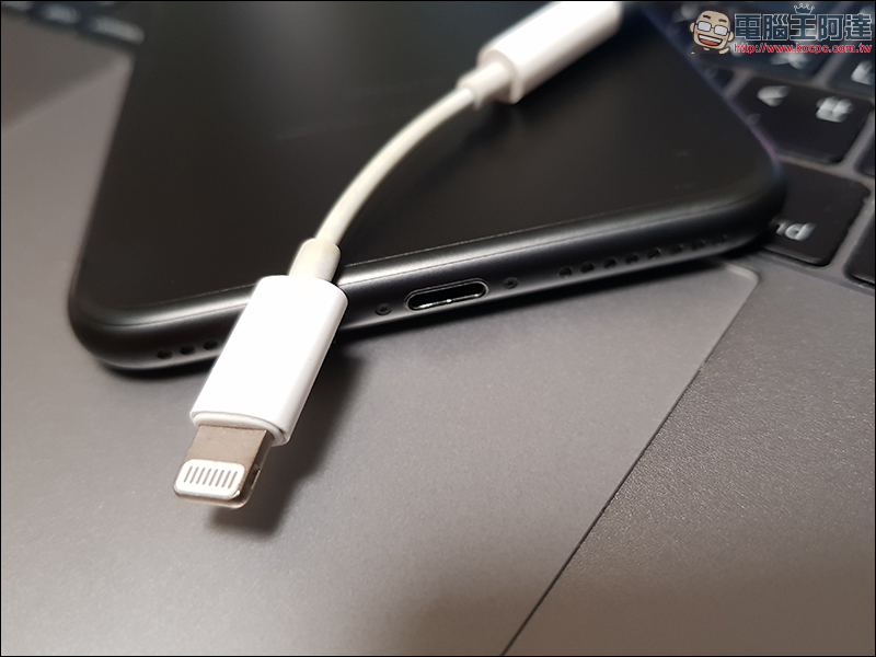 如果 iPhone 一直卡在耳機模式下該怎麼辦? - 電腦王阿達 iPhone 捨棄 3.5mm 耳機孔至今,銷售數據顯示 Lightning 對 3.5mm 轉接器越賣越好 - 電腦王阿達
