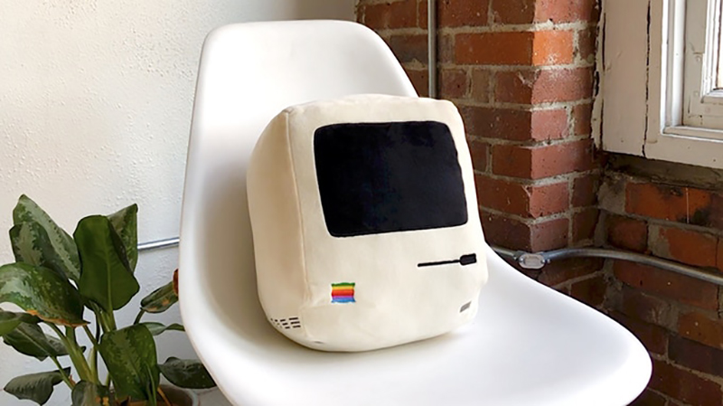 這些可愛的「類 · Apple 經典產品抱枕 」，讓你實現抱著心愛電腦睡覺的夢想（？） - 電腦王阿達