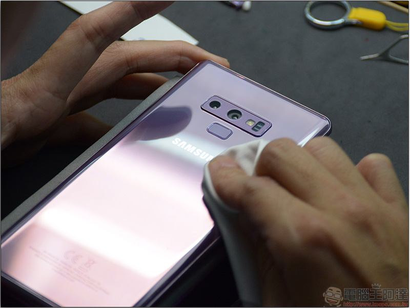 Samsung Galaxy Note 9 膜斯密碼 3D滿版強化玻璃保護貼+全機包膜 施工三部曲,讓你安心用新機 - 電腦王阿達 Samsung Galaxy Note 9 膜斯密碼 3D滿版強化玻璃保護貼+全機包膜 施工三部曲,讓你安心用新機 - 電腦王阿達