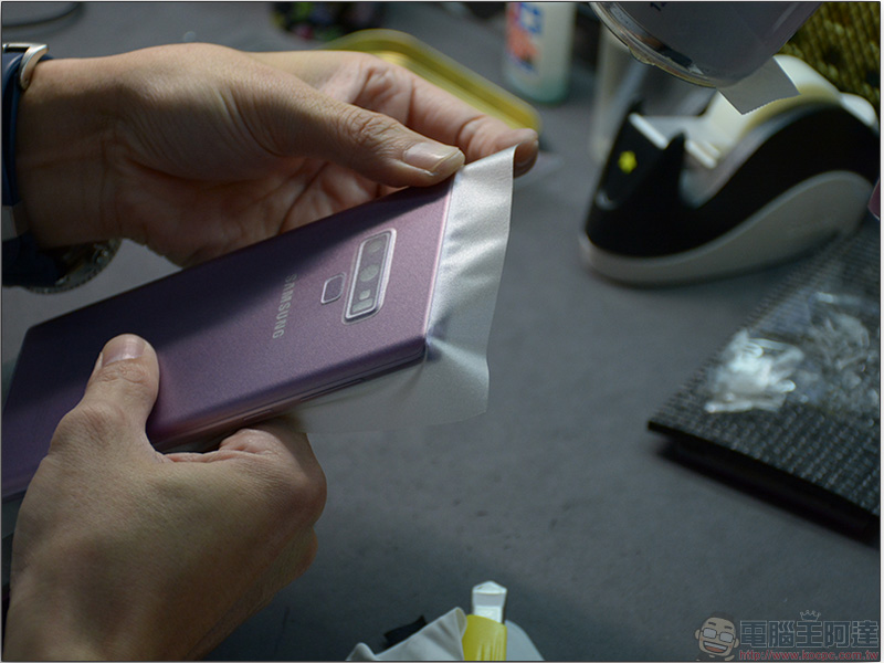 Samsung Galaxy Note 9 膜斯密碼 3D滿版強化玻璃保護貼+全機包膜 施工三部曲，讓你安心用新機 - 電腦王阿達