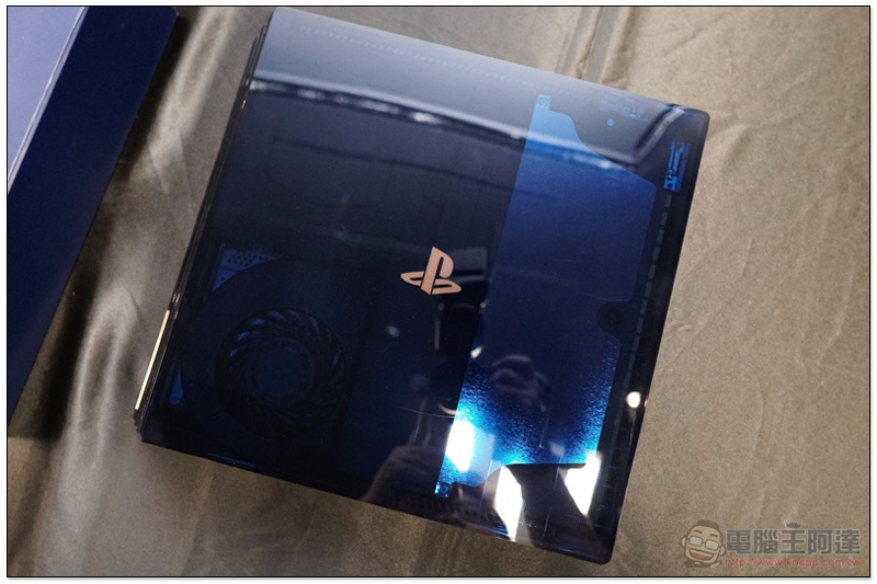 羨慕嫉妒恨, PlayStation 4 Pro 五億台紀念機 直接開箱給你看 - 電腦王阿達 羨慕嫉妒恨, PlayStation 4 Pro 五億台紀念機 直接開箱給你看 - 電腦王阿達
