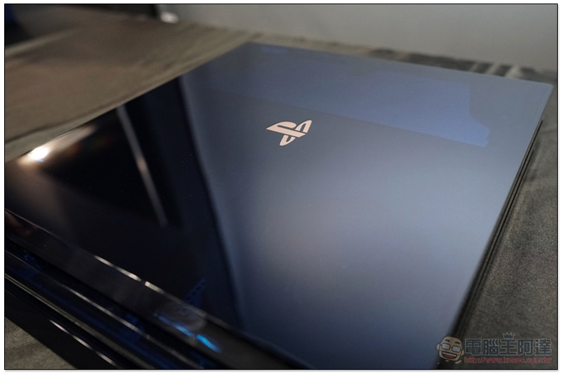 羨慕嫉妒恨, PlayStation 4 Pro 五億台紀念機 直接開箱給你看 - 電腦王阿達 羨慕嫉妒恨, PlayStation 4 Pro 五億台紀念機 直接開箱給你看 - 電腦王阿達