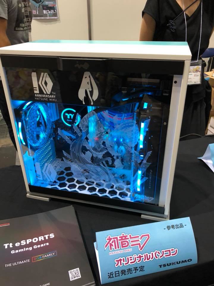 「TSUKUMO」攜手台灣曜越科技 將販售 初音 apapico 插圖 機械鍵盤 與 滑鼠 - 電腦王阿達