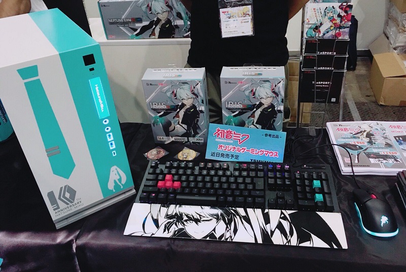 「TSUKUMO」攜手台灣曜越科技 將販售 初音 apapico 插圖 機械鍵盤 與 滑鼠 - 電腦王阿達 「TSUKUMO」攜手台灣曜越科技 將販售 初音 apapico 插圖 機械鍵盤 與 滑鼠 - 電腦王阿達