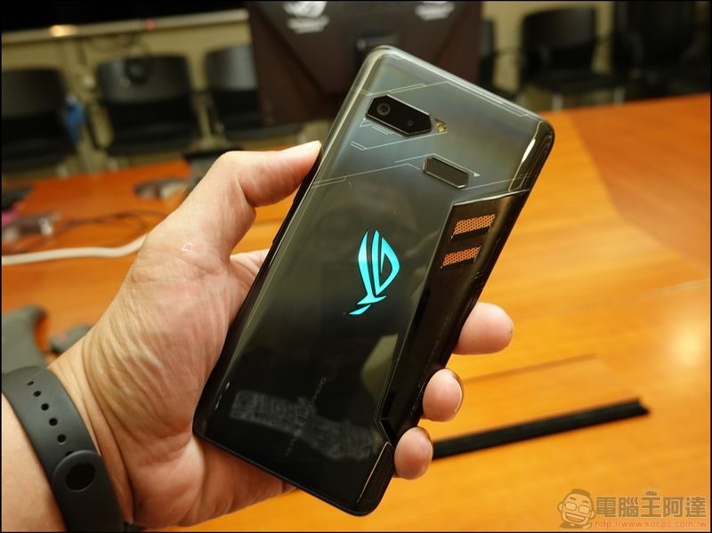 Razer Phone 2 官圖 曝光，跟初代排在一起你看得出差異嗎？ - 電腦王阿達