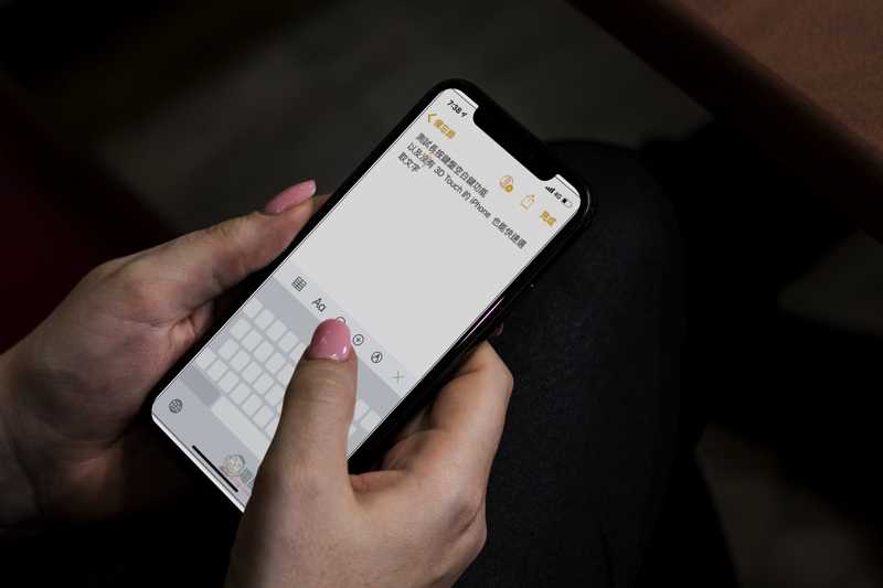 Woman_using_black_iPhone_X_mockup.png iOS 12 鍵盤 ,Woman using black iPhone X mockup