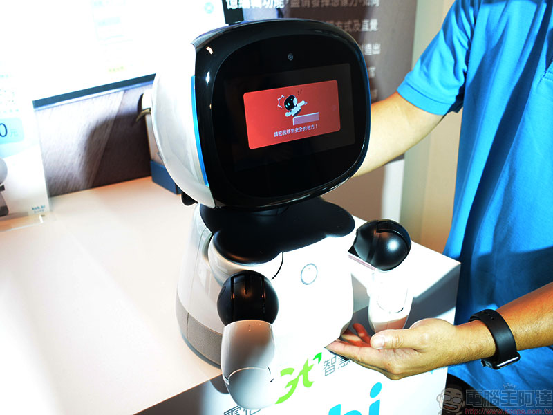 亞太電信獨家推出陪伴 AI 機器人「 Keb_bi 凱比同學 」，搭配資費只需 990 元 - 電腦王阿達