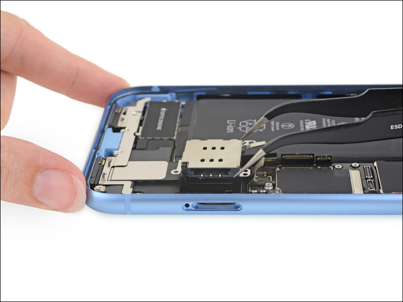 Apple iPhone XR 被 iFixit 拆解 ,維修難度: 6分 - 電腦王阿達 Apple iPhone XR 被 iFixit 拆解 ,維修難度: 6分 - 電腦王阿達