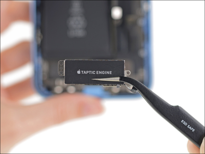 Apple iPhone XR 被 iFixit 拆解 ,維修難度: 6分 - 電腦王阿達 Apple iPhone XR 被 iFixit 拆解 ,維修難度: 6分 - 電腦王阿達