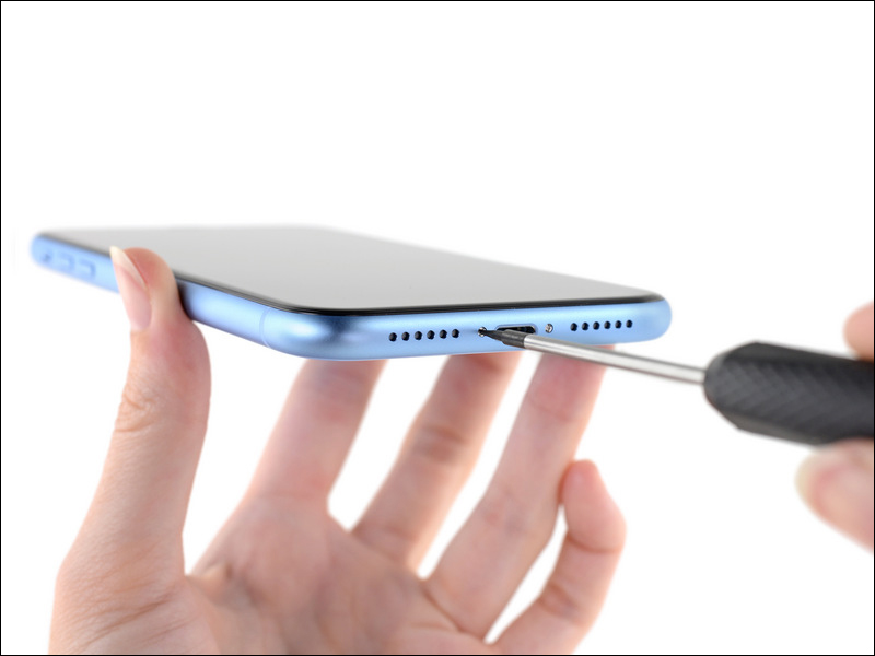 Apple iPhone XR 被 iFixit 拆解 ,維修難度: 6分 - 電腦王阿達 Apple iPhone XR 被 iFixit 拆解 ,維修難度: 6分 - 電腦王阿達
