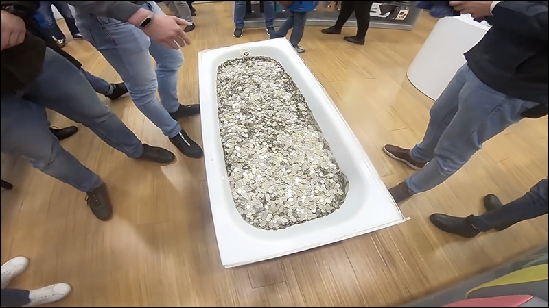俄羅斯 惡作劇:帶了裝滿零錢的浴缸,只為了買 iPhone XS - 電腦王阿達 俄羅斯 惡作劇:帶了裝滿零錢的浴缸,只為了買 iPhone XS - 電腦王阿達