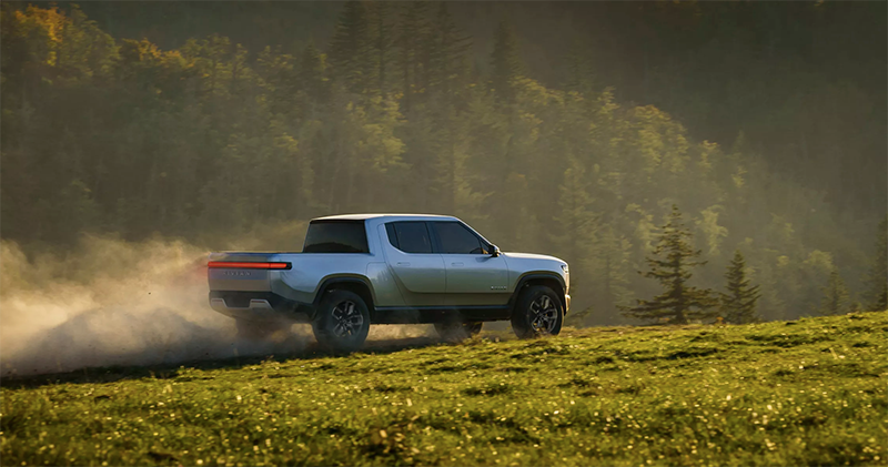 Rivian 炫耀了一下自己的純電貨卡可原地「坦克迴轉」 Rivian 炫耀了一下自己的純電貨卡可原地「坦克迴轉」