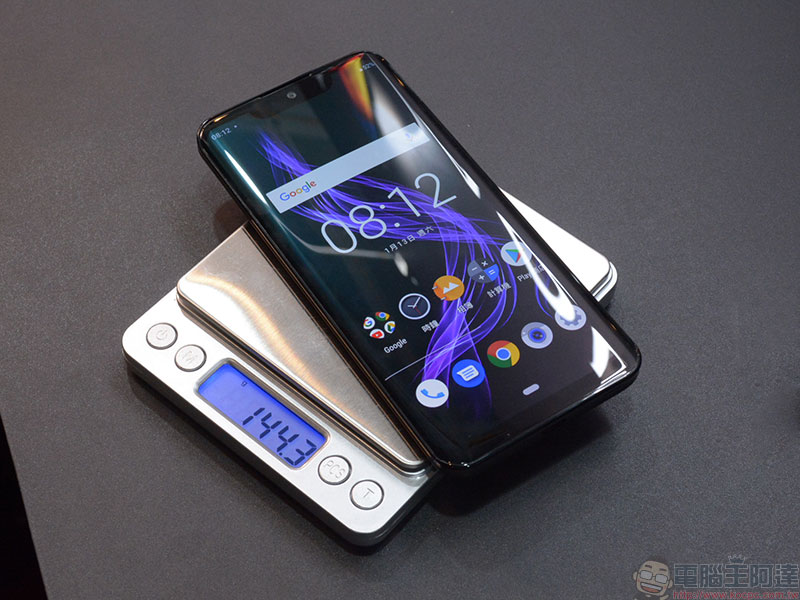 全球最輕 6 吋 OLED 手機 SHARP AQUOS ZERO 在台登場， 12 月底開始預購 - 電腦王阿達