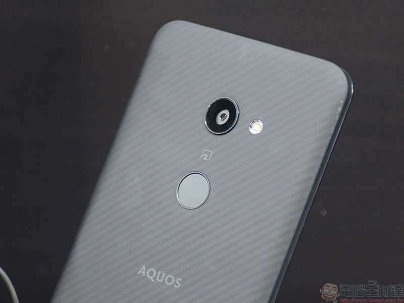 世界最輕 6 吋大螢幕智慧型手機 Sharp AQUOS Zero 正式在台上市 - 電腦王阿達