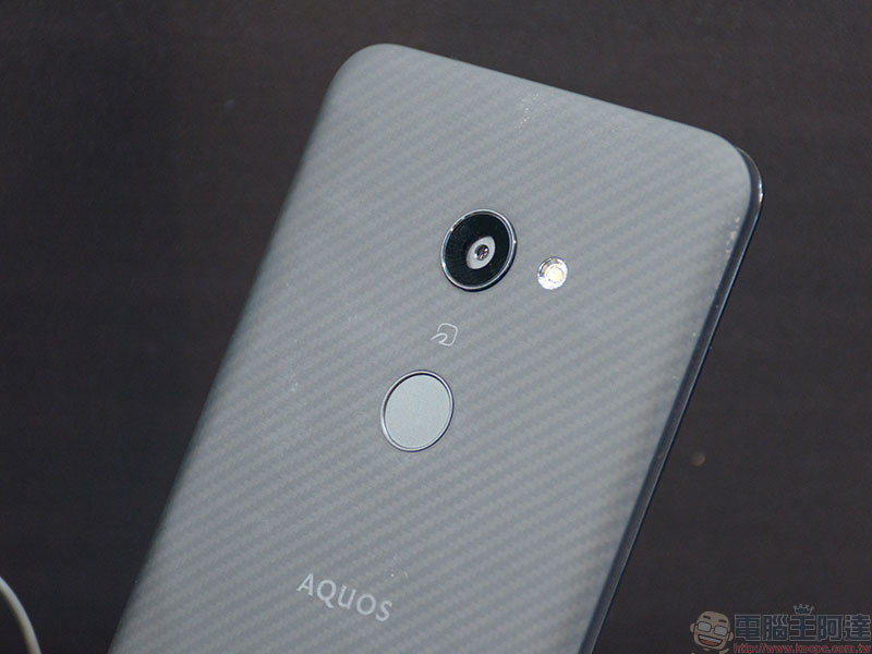 全球最輕 6 吋 OLED 手機 SHARP AQUOS ZERO 在台登場, 12 月底開始預購 - 電腦王阿達 全球最輕 6 吋 OLED 手機 SHARP AQUOS ZERO 在台登場, 12 月底開始預購 - 電腦王阿達