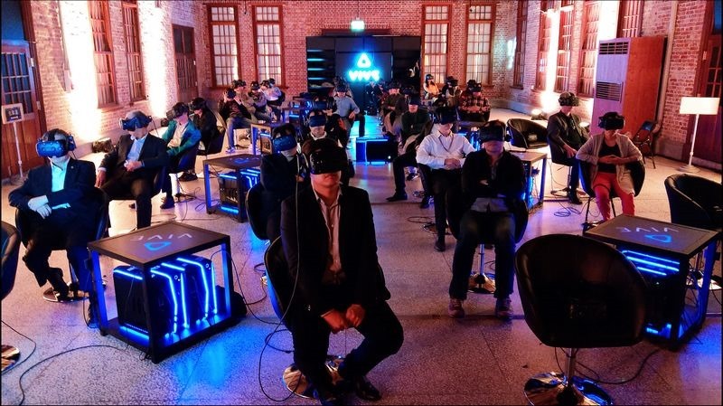 新聞照片(HTC與五大電信長官一同觀賞VR電影) HTC VIVE 邀請廣大民眾體驗金馬獎VR電影《 5x1 》