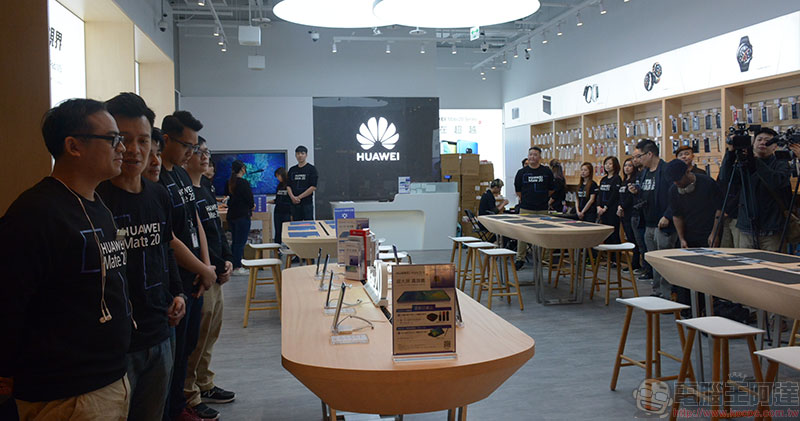 Huawei Mate 20 X 超大螢幕手機今日上市，排隊人潮洶湧 - 電腦王阿達
