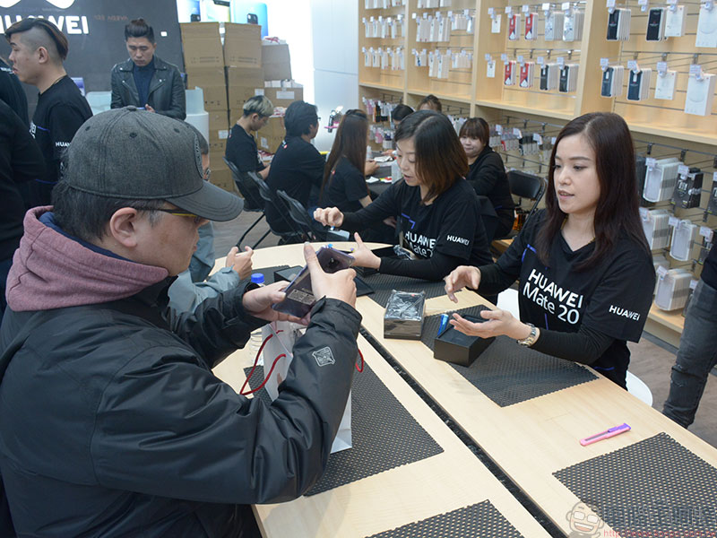 Huawei Mate 20 X 超大螢幕手機今日上市,排隊人潮洶湧 - 電腦王阿達 Huawei Mate 20 X 超大螢幕手機今日上市,排隊人潮洶湧 - 電腦王阿達