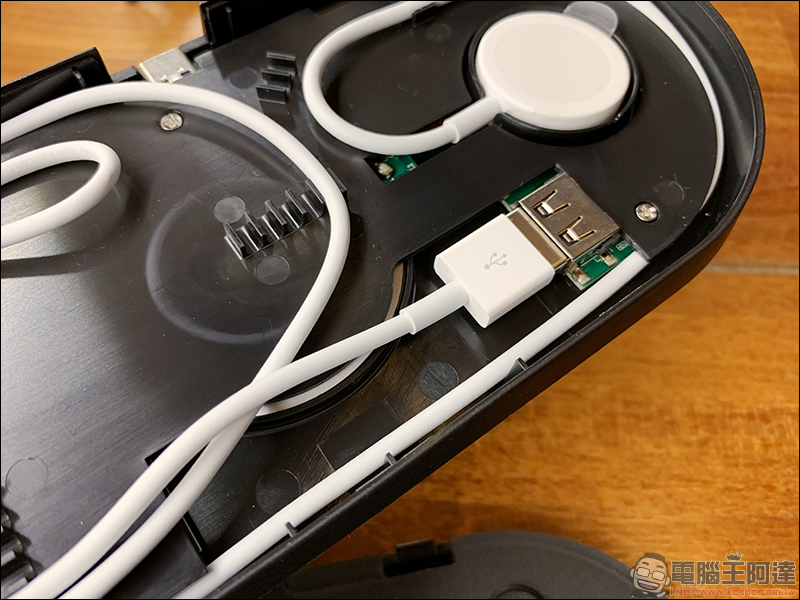 Vinpok Plux 三合一 Qi 無線充電盤 開箱動手玩,比起 AirPower 更強大、超值的無線充電器 - 電腦王阿達 Vinpok Plux 三合一 Qi 無線充電盤 開箱動手玩,比起 AirPower 更強大、超值的無線充電器 - 電腦王阿達