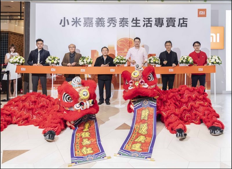 小米嘉義秀泰生活專賣店於1月27日正式剪綵開幕,剪綵嘉賓由左至右依序為1.秀泰生活嘉義店執行長 廖偉翔2.松泰資產管理股份有限公司監察人 陳明松... 小米嘉義秀泰生活專賣店於1月27日正式剪綵開幕,剪綵嘉賓由左至右依序為1.秀泰生活嘉義店執行長 廖偉翔2.松泰資產管理股份有限公司監察人 陳明松...