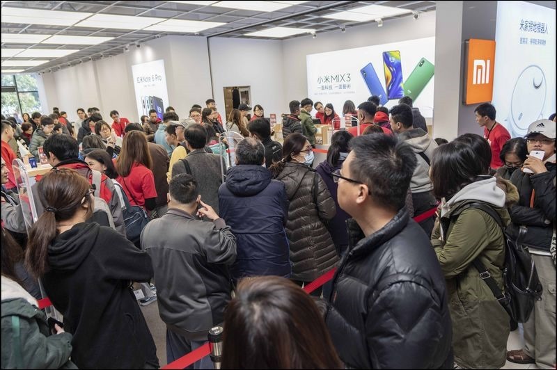 小米嘉義秀泰生活專賣店開幕首日,即湧入大量民眾入店體驗-2 小米嘉義秀泰生活專賣店開幕首日,即湧入大量民眾入店體驗-2