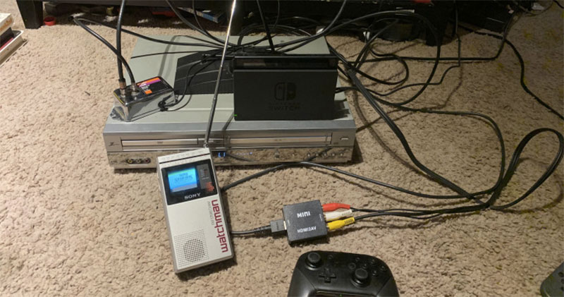 國外玩家用 Sony FD-30A Watchman 掌上電視玩《明星大亂鬥》,挑戰眼力極限 - 電腦王阿達 國外玩家用 Sony FD-30A Watchman 掌上電視玩《明星大亂鬥》,挑戰眼力極限 - 電腦王阿達