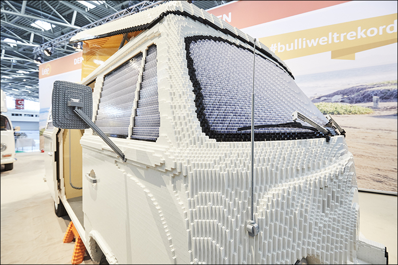 樂高版 Volkswagen T2 露營車 亮相，使用 40 萬個樂高積木組裝原車比例 - 電腦王阿達