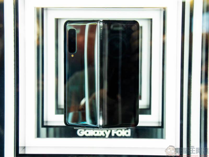 告別皺褶？傳 Galaxy Fold 2 螢幕將以玻璃覆蓋 - 電腦王阿達