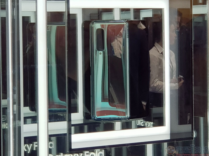 [ MWC 2019 ] 折疊手機 Samsung Galaxy Fold 現場實機動眼看，內折新式轉軸翻轉有如書頁 - 電腦王阿達