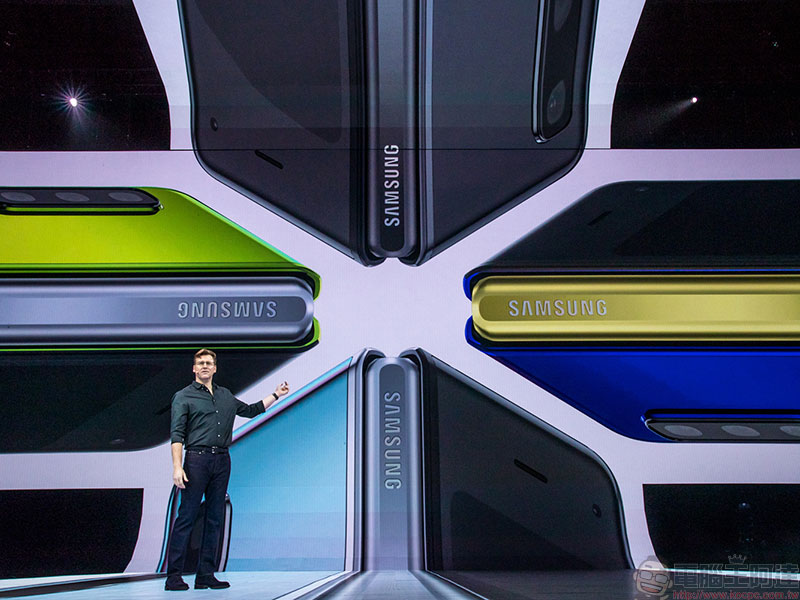 [ MWC 2019 ] 折疊手機 Samsung Galaxy Fold 現場實機動眼看，內折新式轉軸翻轉有如書頁 - 電腦王阿達