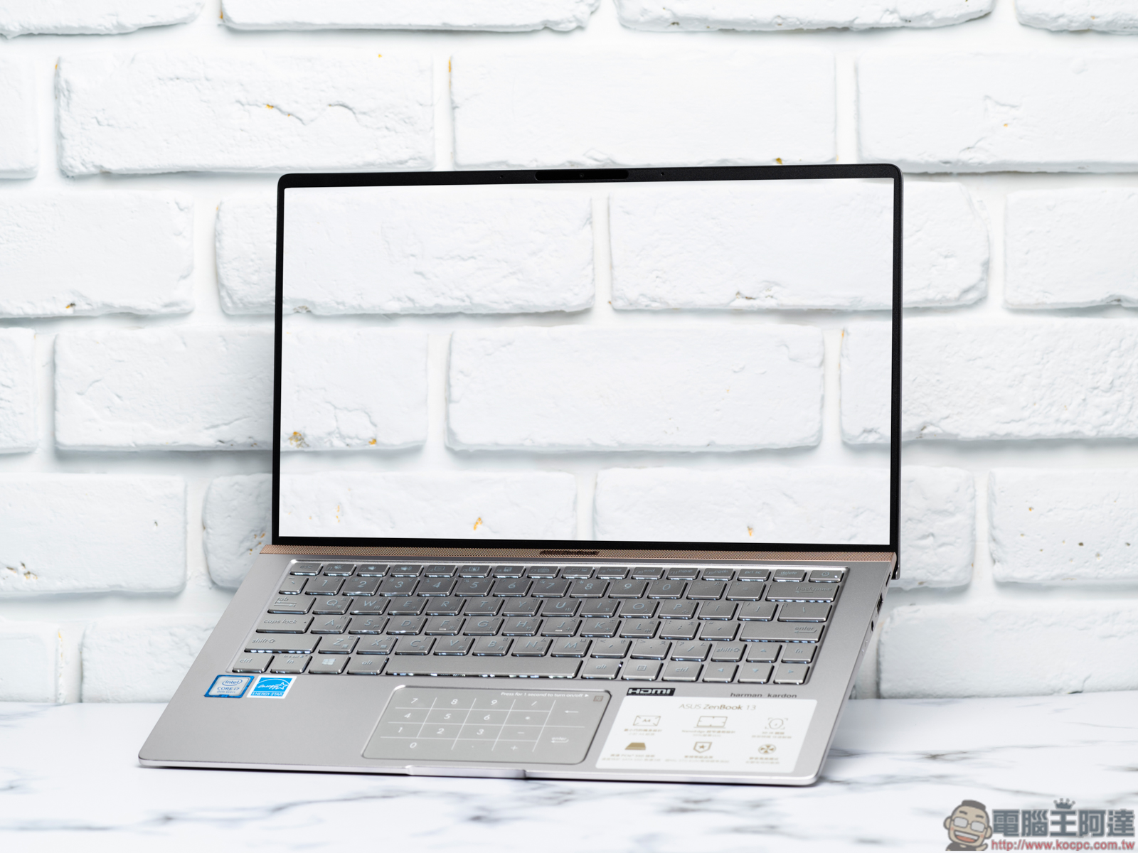ASUS ZenBook 13 UX333 開箱 、評測，美˙力無邊！世界最迷你 13 吋筆電 - 電腦王阿達
