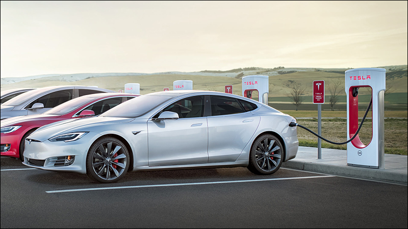 Tesla 決定少關一半實體店，因此下週車價將平均漲 3% - 電腦王阿達
