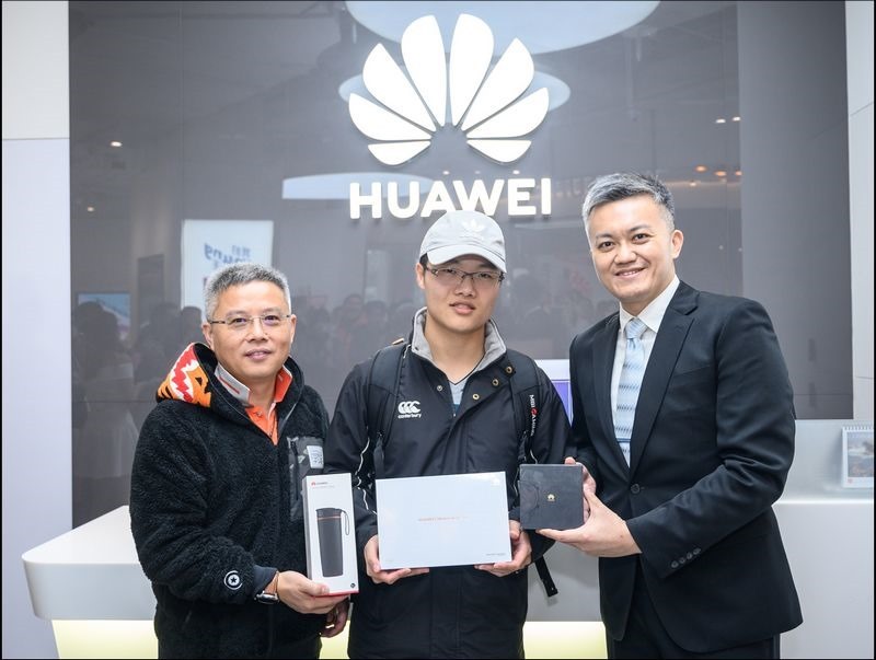 【HUAWEI 新聞照片】華為台北大直 ATT 體驗店開幕,來自苗栗的蔡同學漏夜排隊搶購開幕排隊禮「$1,288 開幕慶限定福袋」,幸運抽中 HUAWEI M5 Lite 平板,品牌特別加碼 HUAWEI WATCH GT,感謝蔡同學支持。 HUAWEI台北大直ATT體驗店