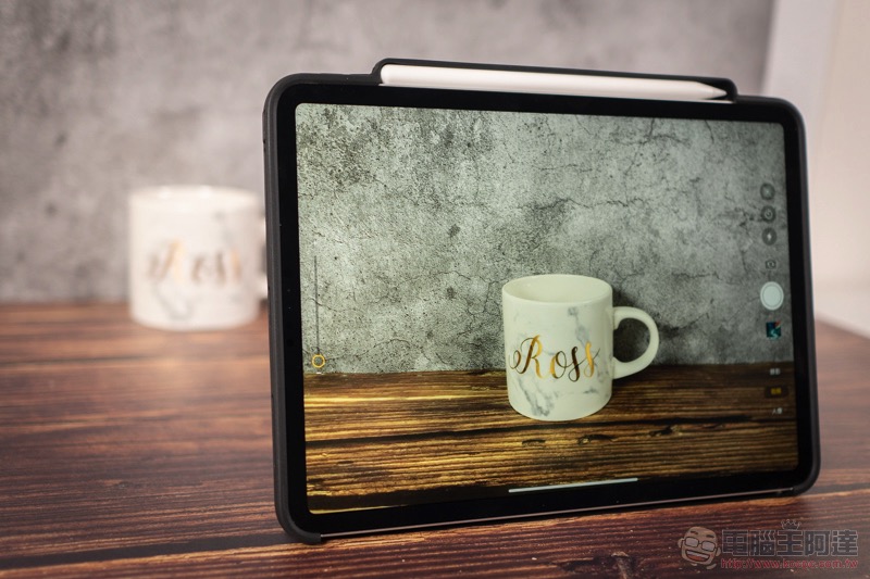 有型又可靠！ JTLegend iPad Pro 2018 Amos 相機快取多角度折疊布紋皮套 開箱 / 評測 / 評價 / 心得 - 電腦王阿達