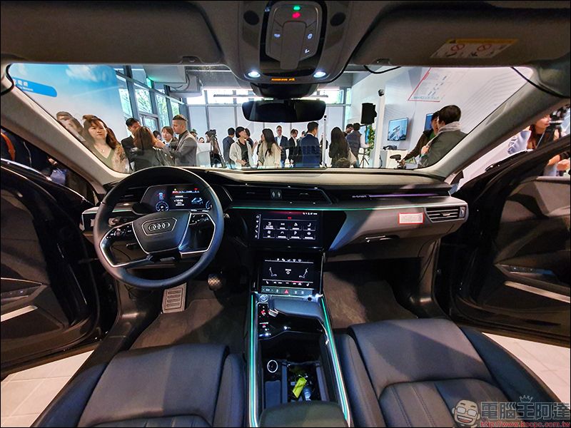 Audi e-tron 電動休旅車 台灣首亮相! 福斯集團成立「 e 動中心」為在台推動電動車佈局 - 電腦王阿達 Audi e-tron 電動休旅車 台灣首亮相! 福斯集團成立「 e 動中心」為在台推動電動車佈局 - 電腦王阿達