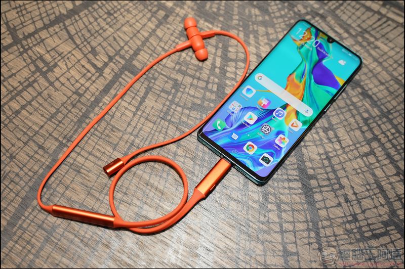 HUAWEI FreeLace 頸掛式無線耳機 發表,插在手機上即可為耳機充電(同場加映:FreeBuds Lite 真無線耳機等周邊配件同步亮相) - 電腦王阿達 HUAWEI FreeLace 頸掛式無線耳機 發表,插在手機上即可為耳機充電(同場加映:FreeBuds Lite 真無線耳機等周邊配件同步亮相) - 電腦王阿達