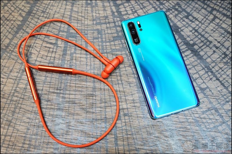 HUAWEI FreeLace 頸掛式無線耳機 發表,插在手機上即可為耳機充電(同場加映:FreeBuds Lite 真無線耳機等周邊配件同步亮相) - 電腦王阿達 HUAWEI FreeLace 頸掛式無線耳機 發表,插在手機上即可為耳機充電(同場加映:FreeBuds Lite 真無線耳機等周邊配件同步亮相) - 電腦王阿達