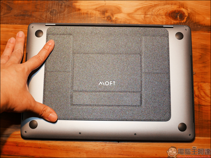 MOFT 筆電支架 開箱、評測、動手玩：超薄攜帶式筆電支架，隨身攜帶無負擔！ - 電腦王阿達