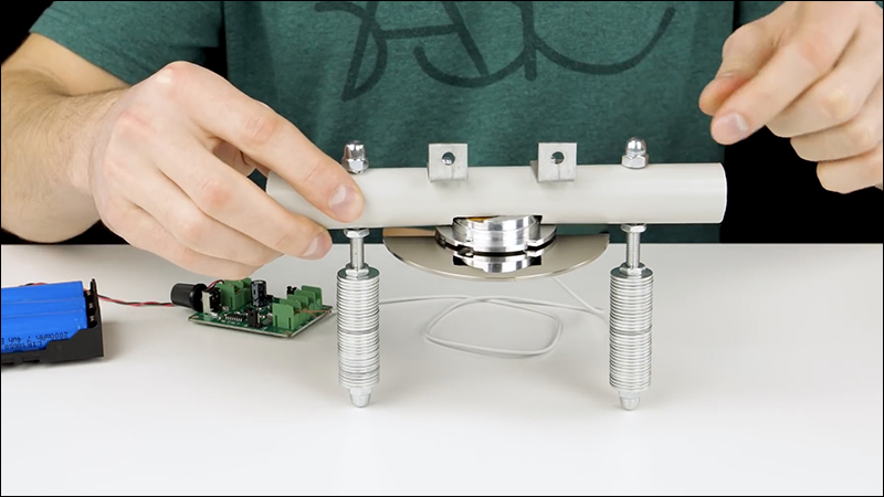 土炮自製相機穩定器 ：透過廢棄硬碟、耳機線、水管等物品就能製作 - 電腦王阿達