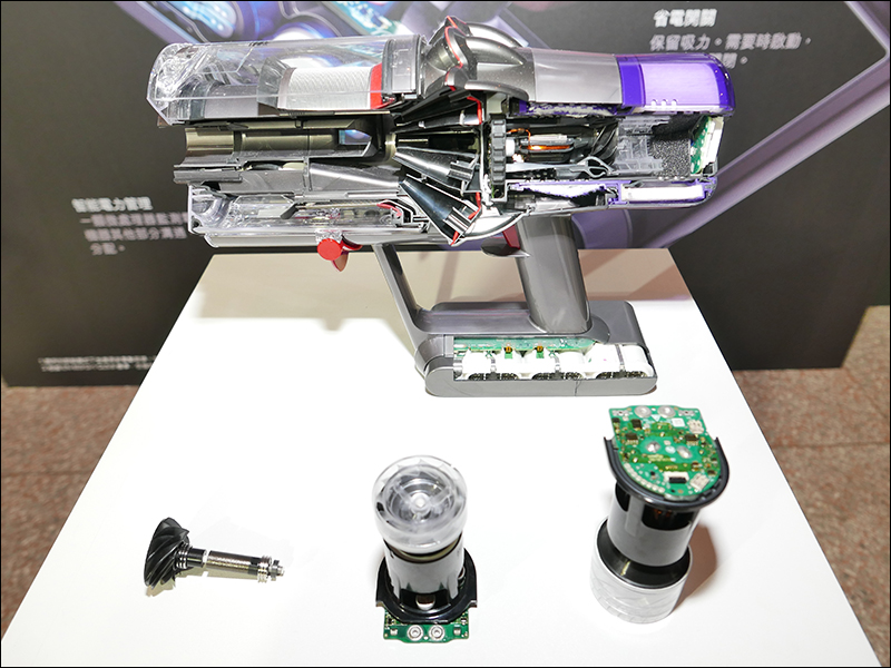 Dyson V11 無線吸塵器 在台推出,配備螢幕更聰明、吸力提升 20%! - 電腦王阿達 Dyson V11 無線吸塵器 在台推出,配備螢幕更聰明、吸力提升 20%! - 電腦王阿達