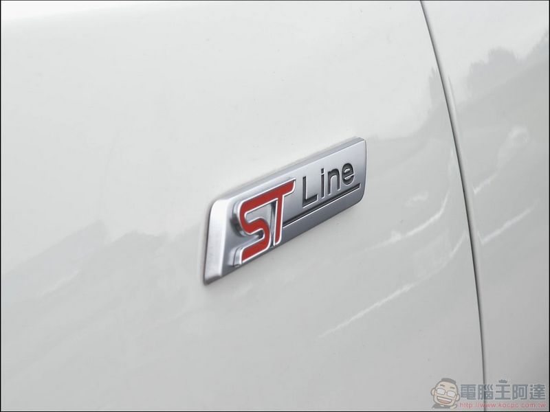 全新第四代 FORD FOCUS 外型內裝超級比一比,四門空間寬敞五門運動時尚 - 電腦王阿達 全新第四代 FORD FOCUS 外型內裝超級比一比,四門空間寬敞五門運動時尚 - 電腦王阿達