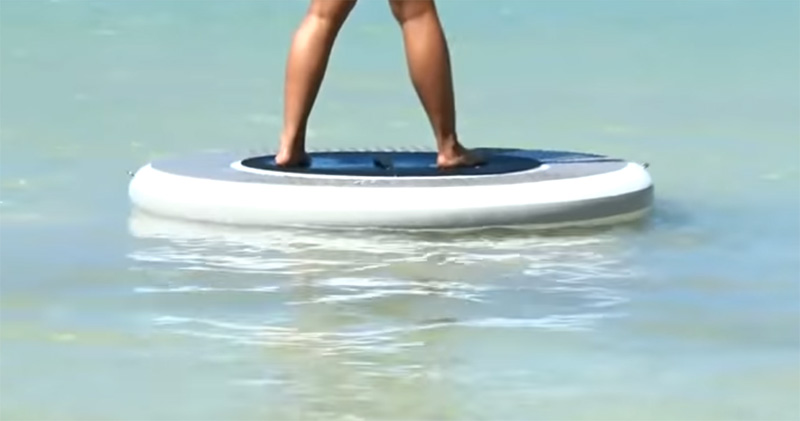 日本 Yanma 公司開發水上平衡板 Wheeebo ，讓你在水面上自由移動 - 電腦王阿達