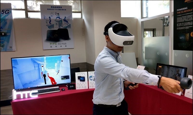 HTC新聞照片(中華電信5G領航隊年度大會中演示將PCVR內容透過HTC 5G Hub串流至單機VR設備VIVE Focus Plus上) HTC新聞照片(中華電信5G領航隊年度大會中演示將PCVR內容透過HTC 5G Hub串流至單機VR設備VIVE Focus Plus上)