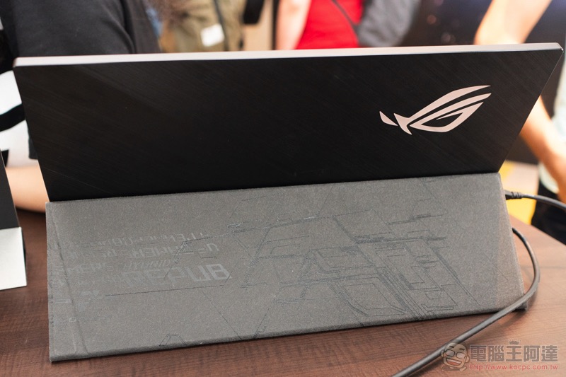 [ COMPUTEX 2019 ] 240Hz 電競螢幕也能「可攜」 ROG STRIX XG17 攜帶式螢幕發表動手玩 - 電腦王阿達