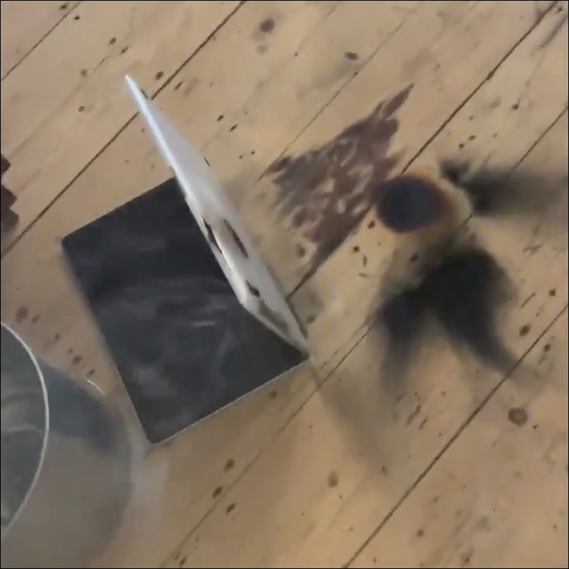 Apple MacBook Pro 國外發生罕見電池爆炸事件,美國 DJ 筆電就此燒毀 - 電腦王阿達 Apple MacBook Pro 國外發生罕見電池爆炸事件,美國 DJ 筆電就此燒毀 - 電腦王阿達