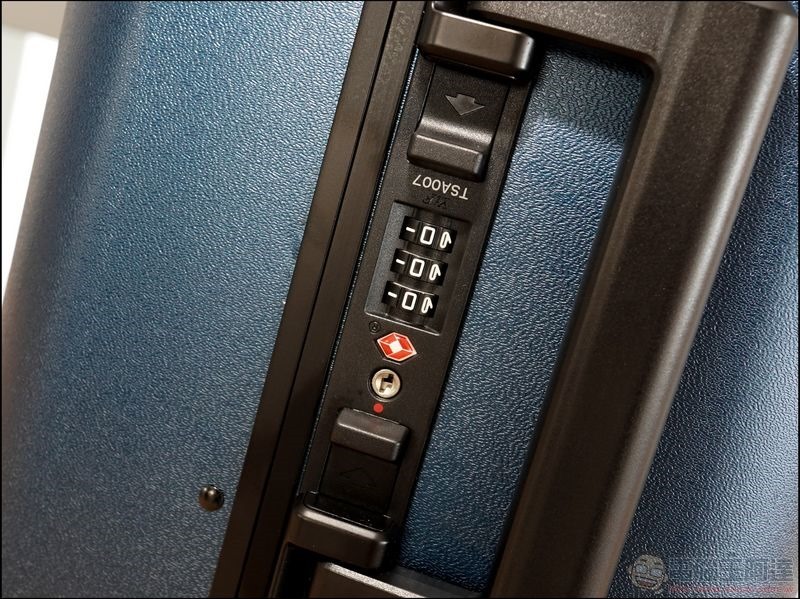 Carry-On Closet 2.0 登機箱 - 10 Carry-On Closet 2.0 登機箱 - 10